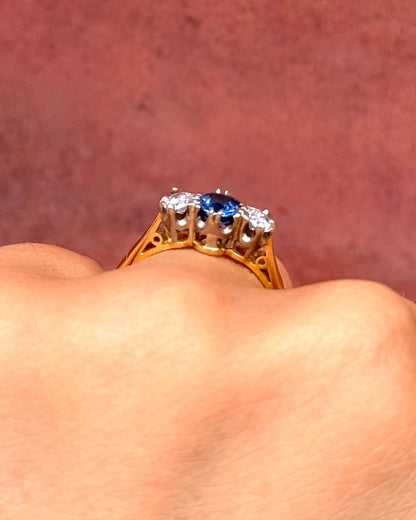 Bague Trilogie Saphir 0.61 carat &amp; Diamants "Lydia" - Elliade Paris