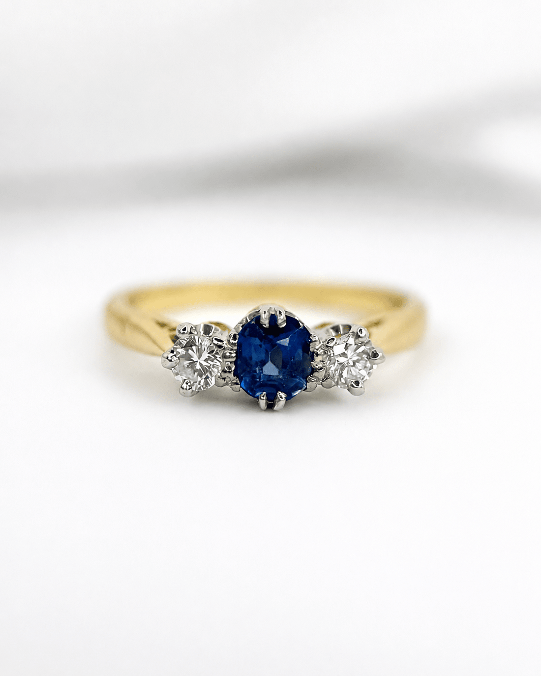 Bague Trilogie Saphir 0.61 carat &amp; Diamants "Lydia" - Elliade Paris