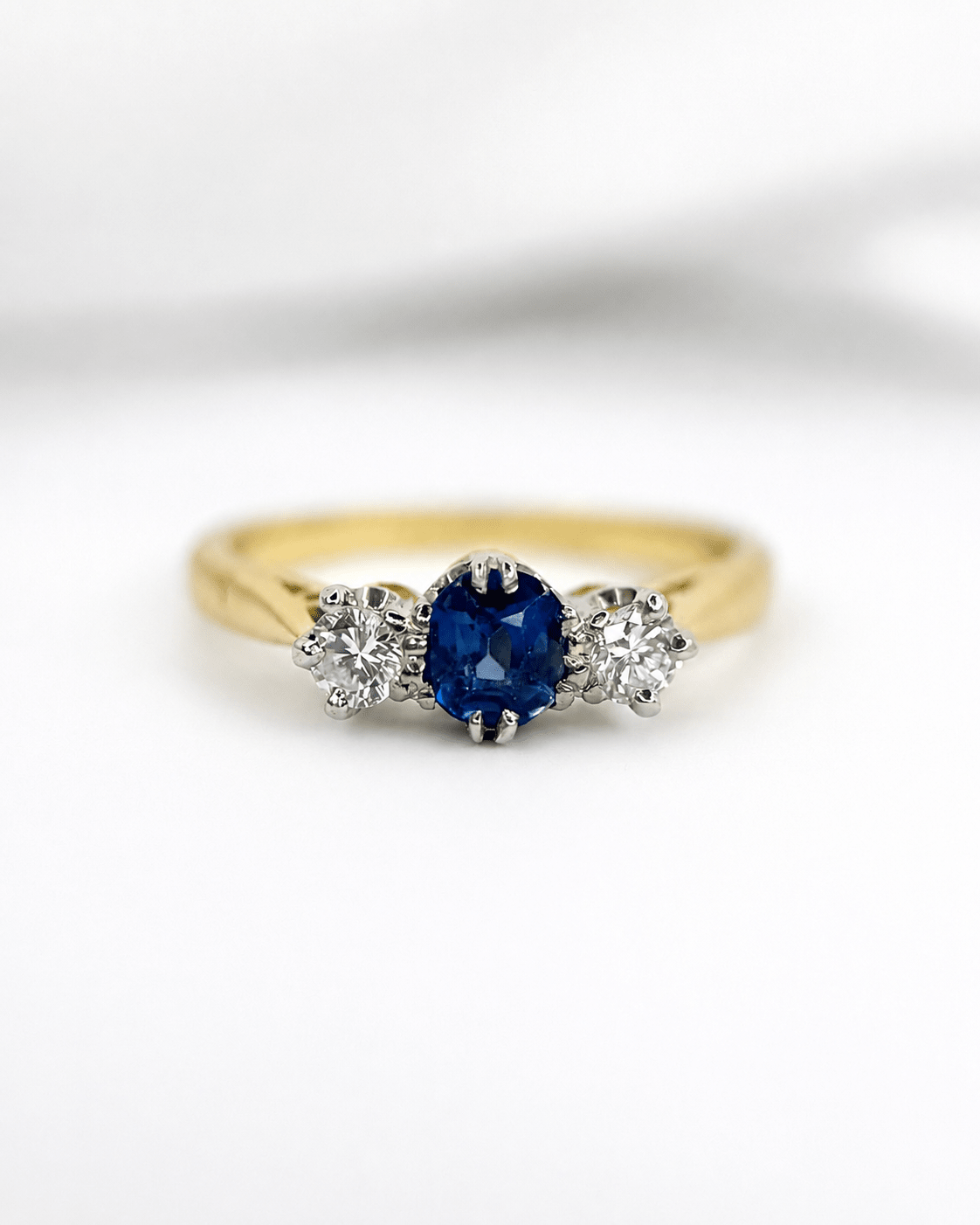 Bague Trilogie Saphir 0.61 carat &amp; Diamants "Lydia" - Elliade Paris