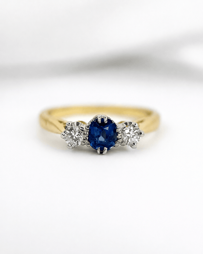 Bague Trilogie Saphir 0.61 carat &amp; Diamants "Lydia" - Elliade Paris