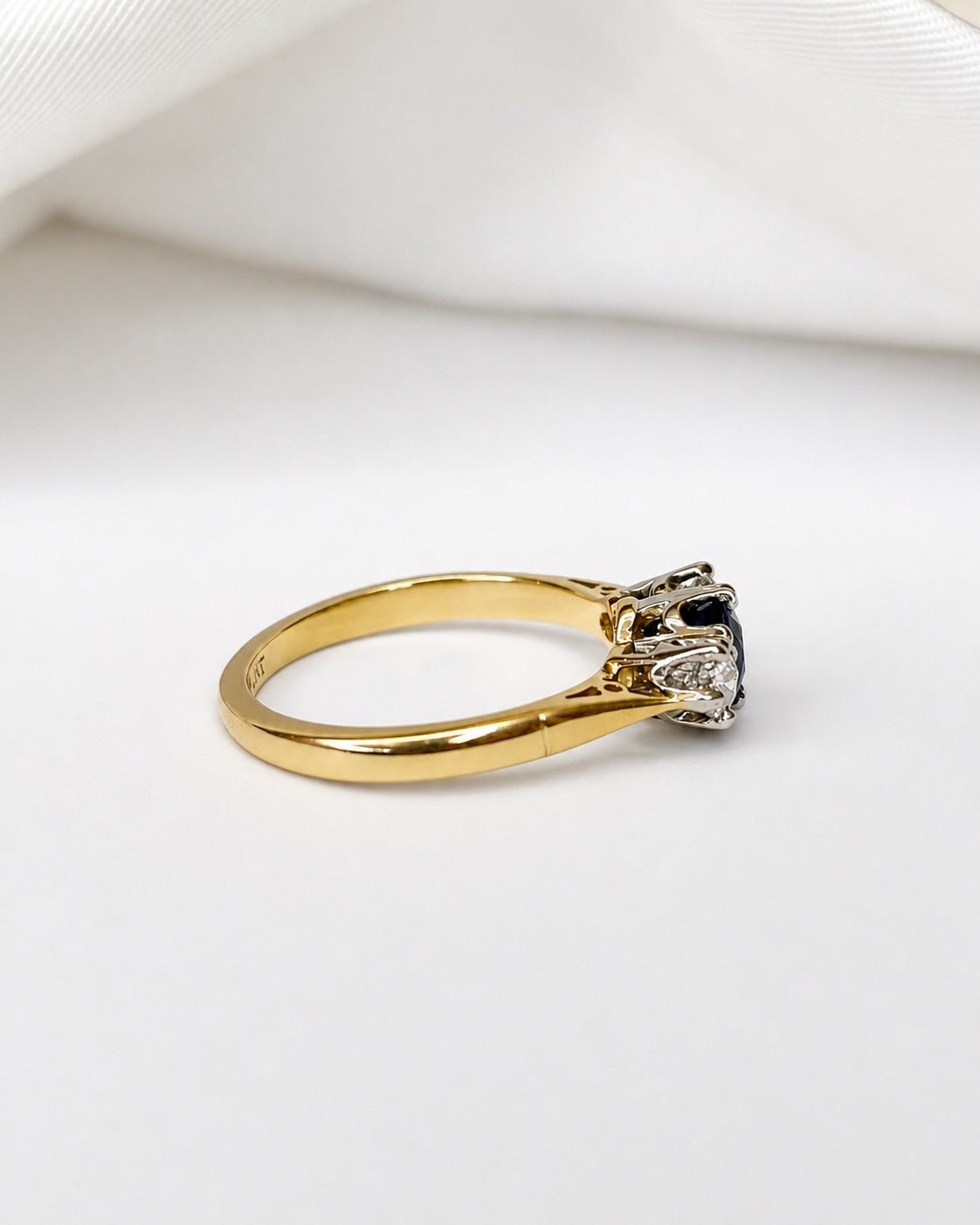 Bague Trilogie Saphir 0.61 carat &amp; Diamants "Lydia" - Elliade Paris
