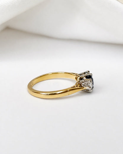 Bague Trilogie Saphir 0.61 carat &amp; Diamants "Lydia" - Elliade Paris