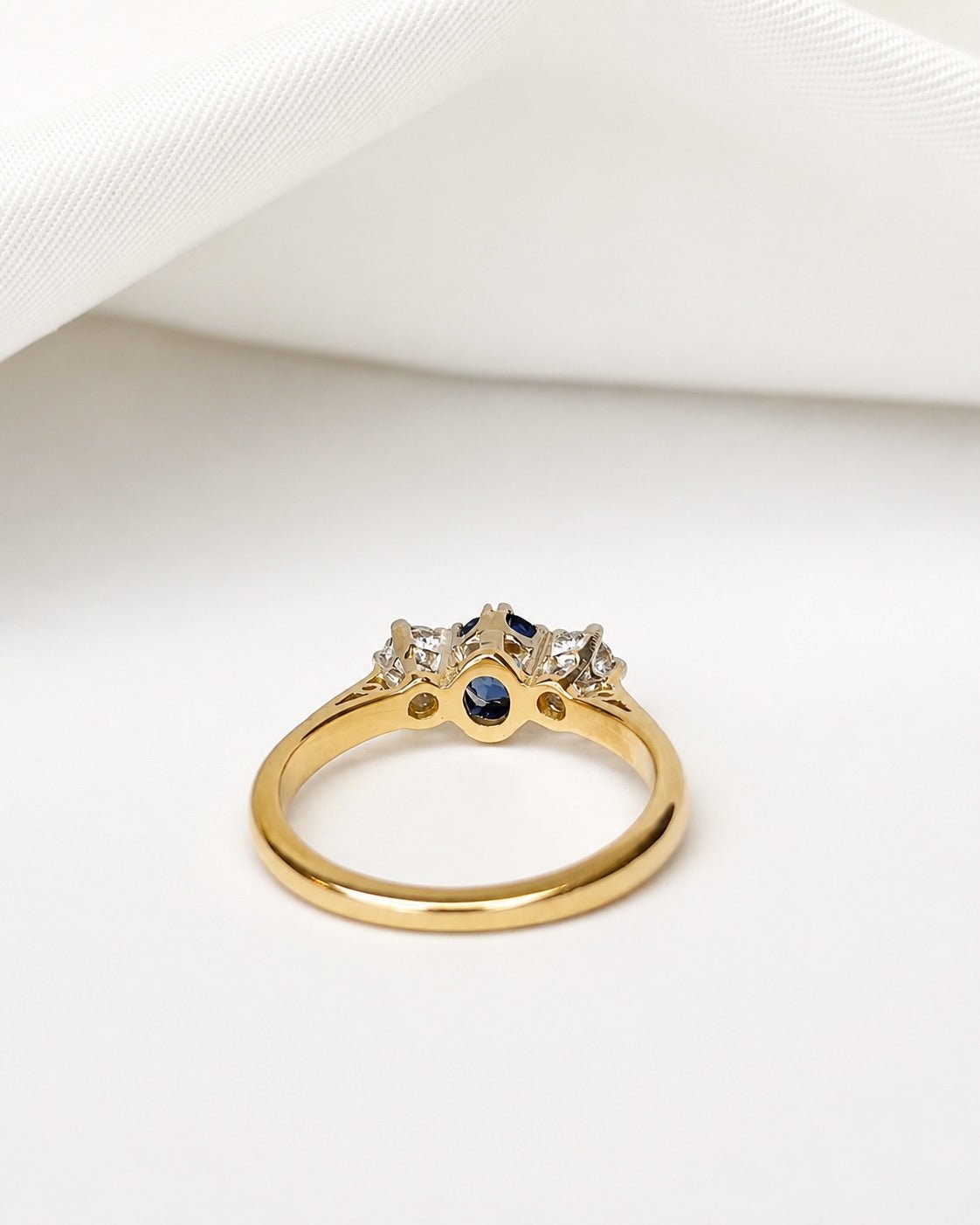 Bague Trilogie Saphir 0.61 carat &amp; Diamants "Lydia" - Elliade Paris