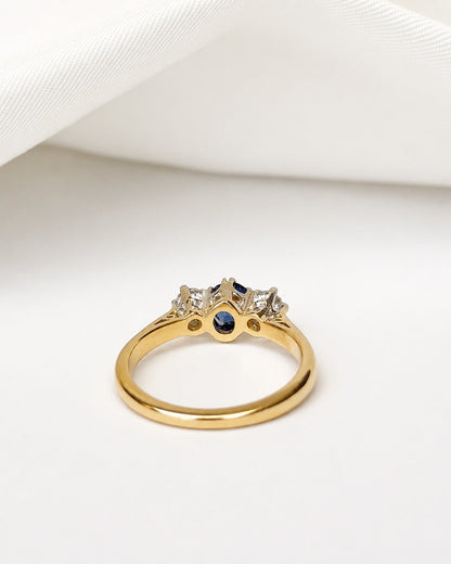 Bague Trilogie Saphir 0.61 carat &amp; Diamants "Lydia" - Elliade Paris
