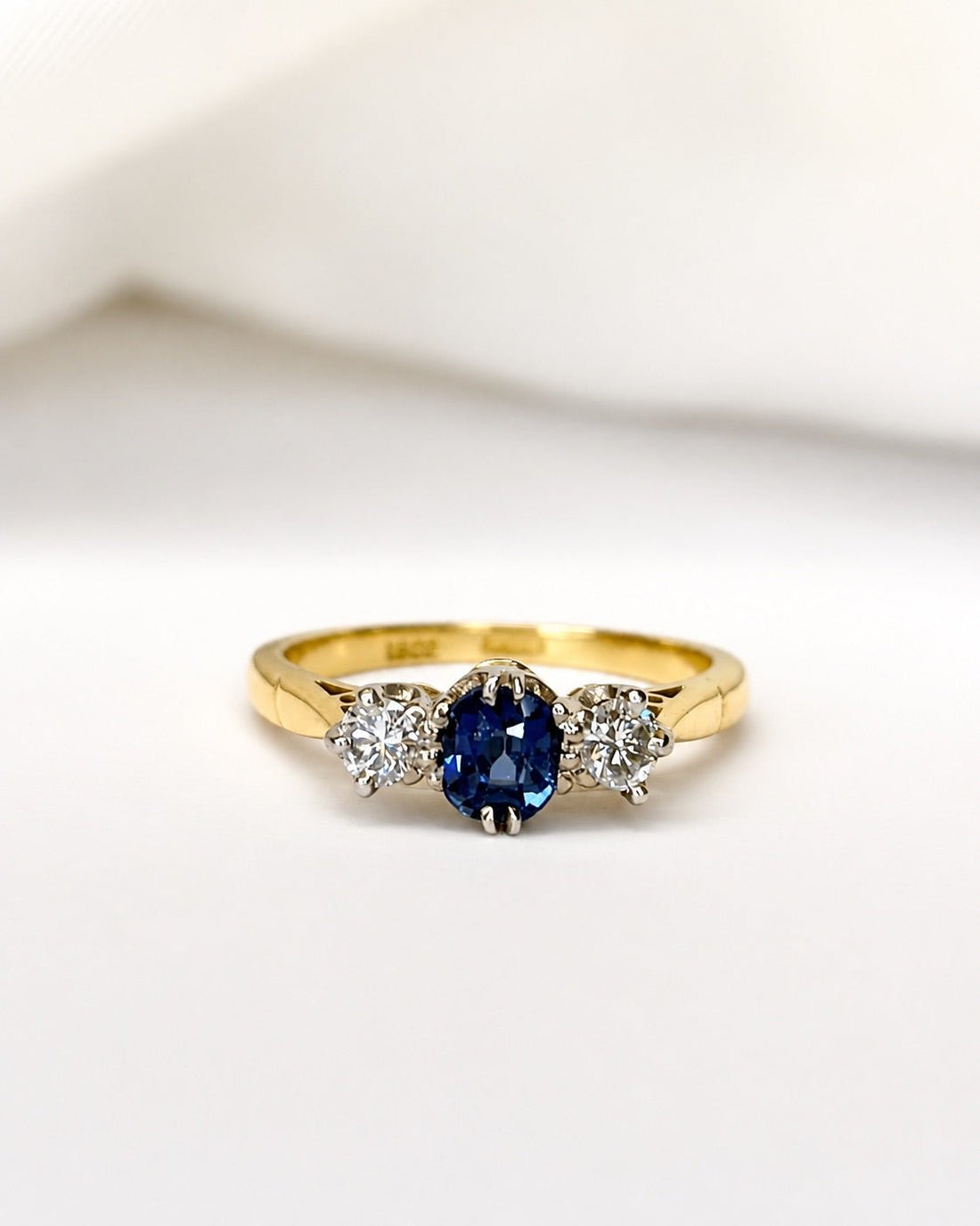 Bague Trilogie Saphir 0.61 carat &amp; Diamants "Lydia" - Elliade Paris