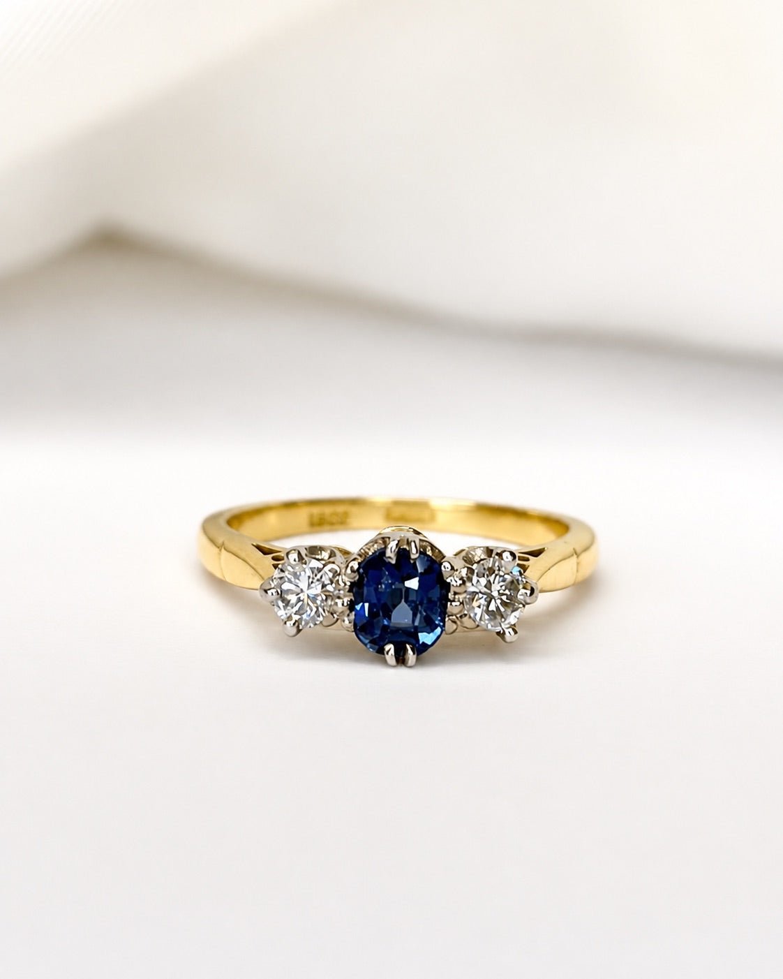 Bague Trilogie Saphir 0.61 carat &amp; Diamants "Lydia" - Elliade Paris