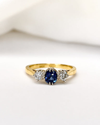 Bague Trilogie Saphir 0.61 carat &amp; Diamants "Lydia" - Elliade Paris