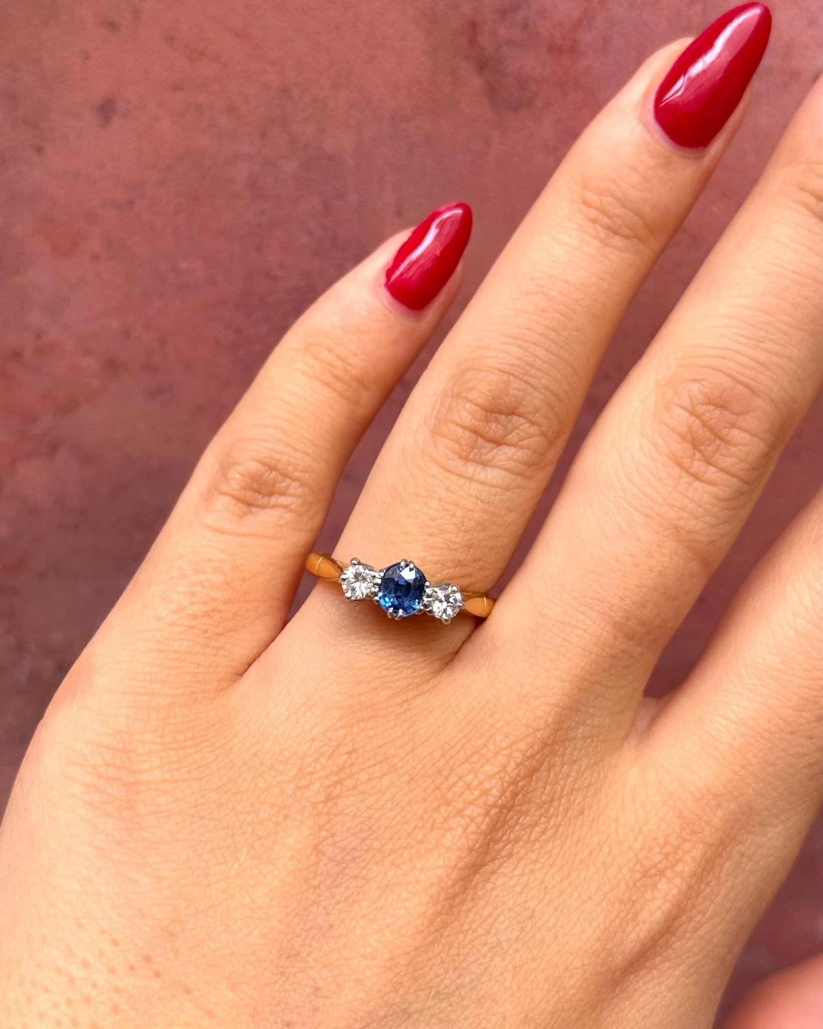 Bague Trilogie Saphir 0.61 carat &amp; Diamants "Lydia" - Elliade Paris