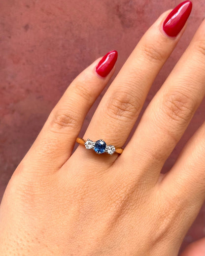 Bague Trilogie Saphir 0.61 carat &amp; Diamants "Lydia" - Elliade Paris