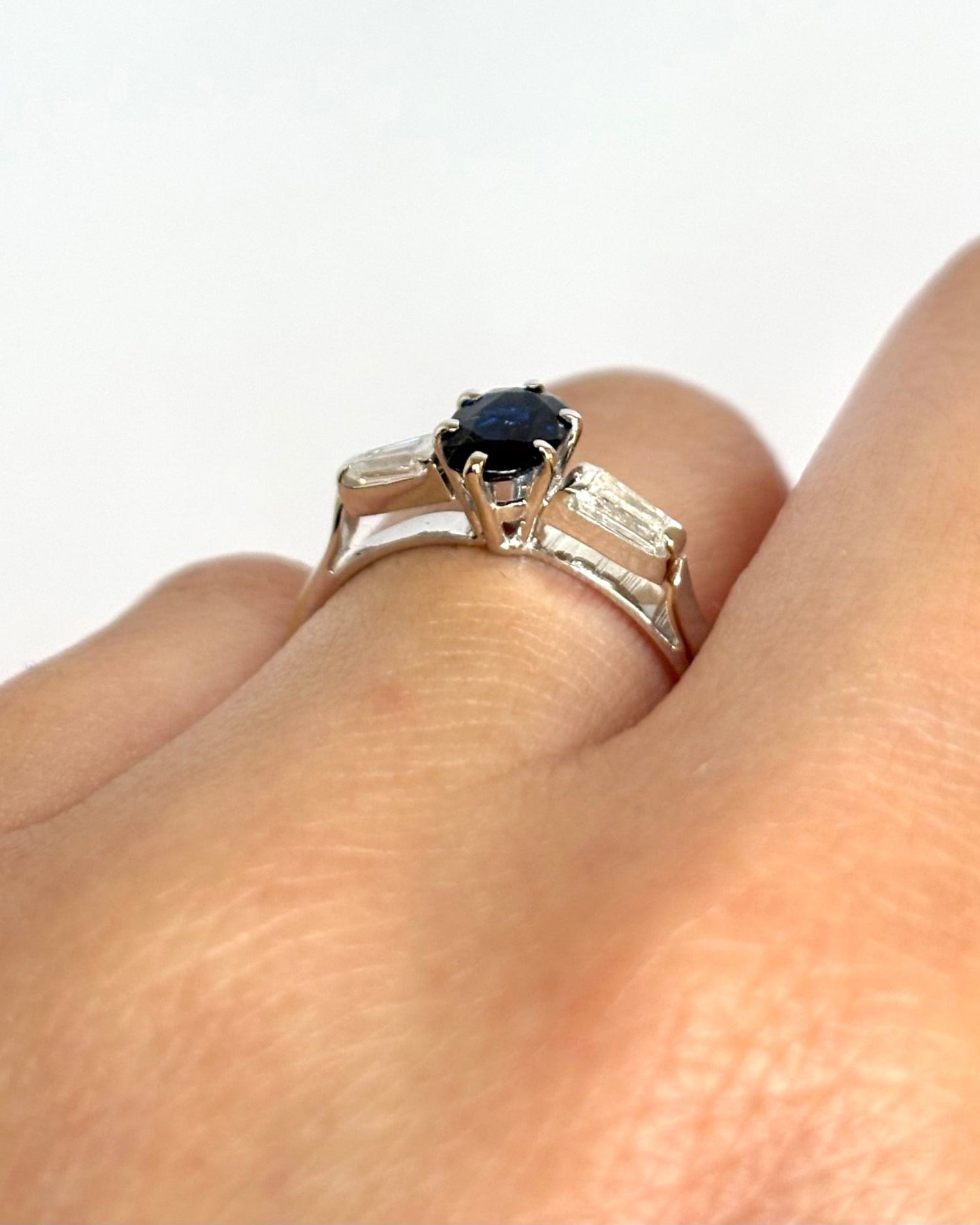 Bague Trilogie Saphir 0.64 carat &amp; Diamants Baguette "Gloria" - Elliade Paris