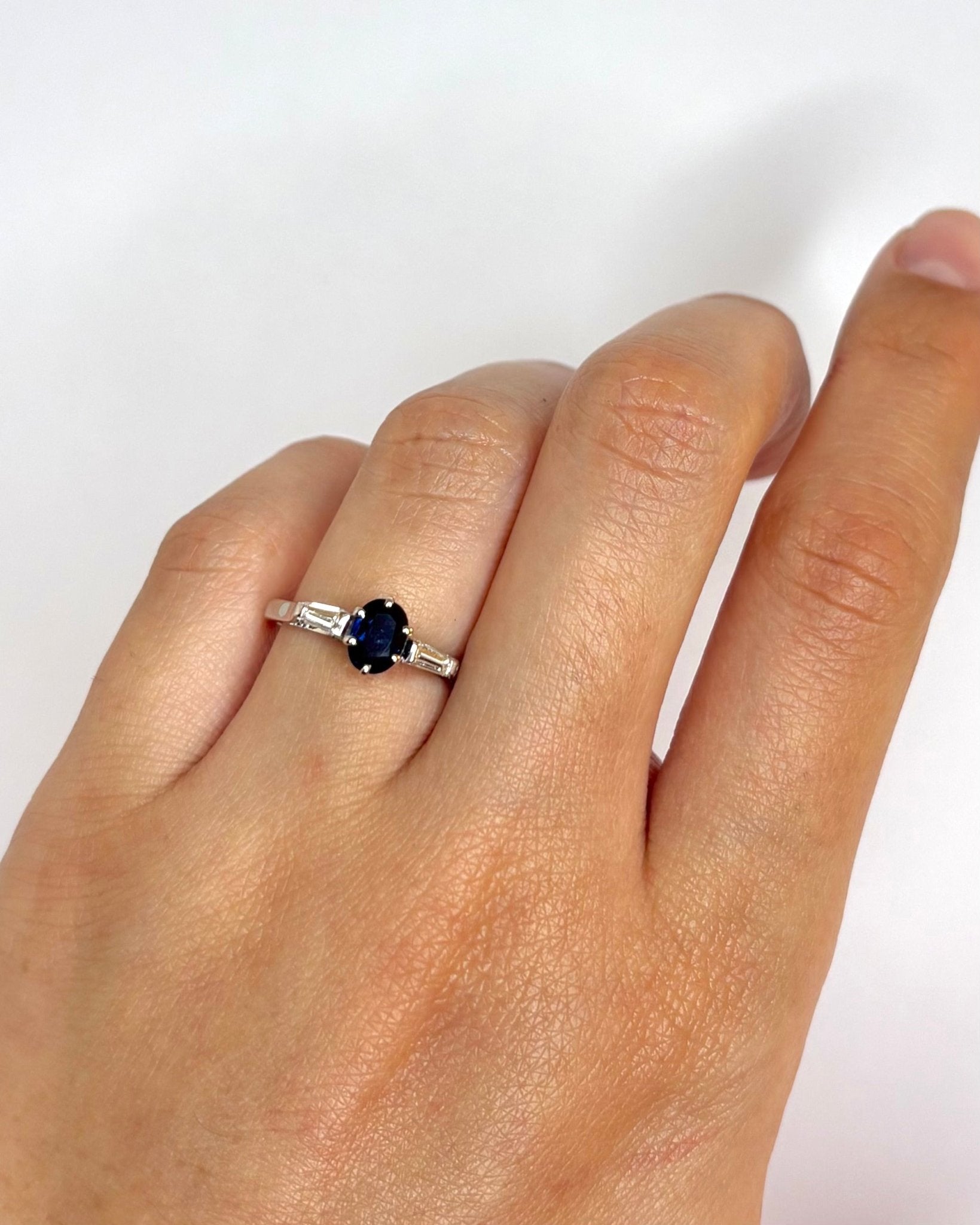 Bague Trilogie Saphir 0.64 carat &amp; Diamants Baguette "Gloria" - Elliade Paris