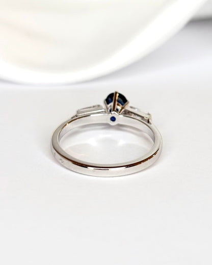 Bague Trilogie Saphir 0.64 carat &amp; Diamants Baguette "Gloria" - Elliade Paris