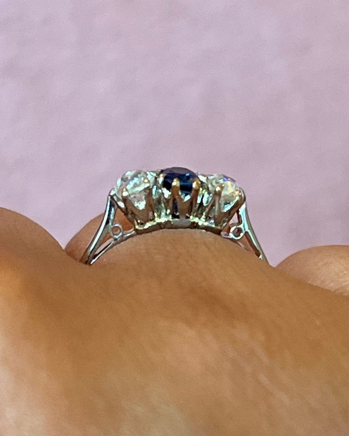 Bague Trilogie Saphir 0.65 carat &amp; Diamants 0.40 carat "Helene" - Elliade Paris