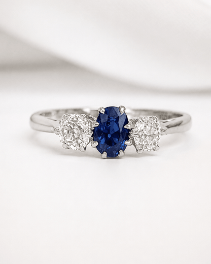 Bague Trilogie Saphir 0.65 carat &amp; Diamants 0.40 carat "Helene" - Elliade Paris