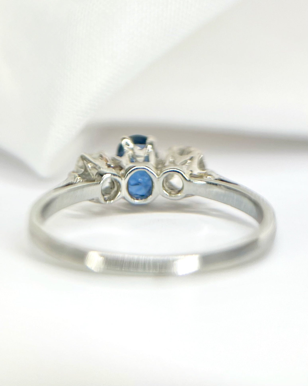 Bague Trilogie Saphir 0.65 carat &amp; Diamants 0.40 carat "Helene" - Elliade Paris