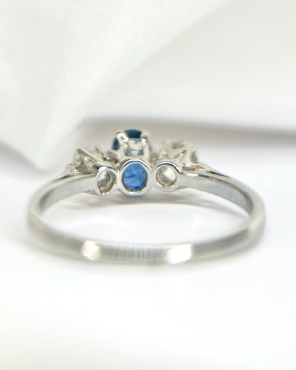 Bague Trilogie Saphir 0.65 carat &amp; Diamants 0.40 carat "Helene" - Elliade Paris