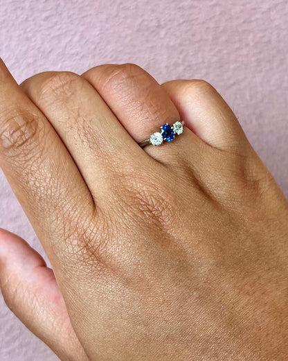 Bague Trilogie Saphir 0.65 carat &amp; Diamants 0.40 carat "Helene" - Elliade Paris