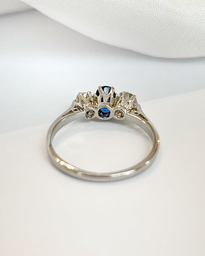 Bague Trilogie Saphir 0.65 carat &amp; Diamants 0.40 carat "Helene" - Elliade Paris