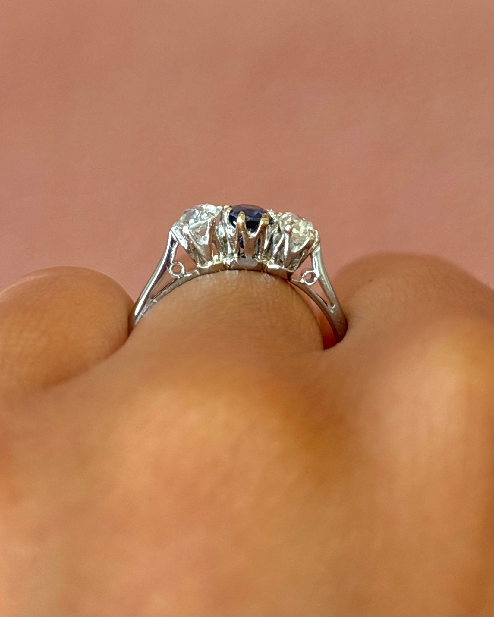 Bague Trilogie Saphir 0.65 carat &amp; Diamants 0.40 carat "Helene" - Elliade Paris