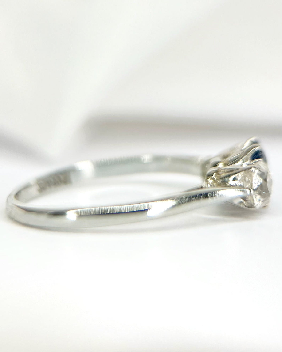 Bague Trilogie Saphir 0.65 carat &amp; Diamants 0.40 carat "Helene" - Elliade Paris