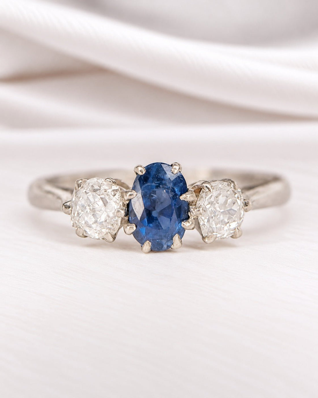 Bague Trilogie Saphir 0.65 carat &amp; Diamants 0.40 carat "Helene" - Elliade Paris