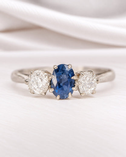 Bague Trilogie Saphir 0.65 carat &amp; Diamants 0.40 carat "Helene" - Elliade Paris