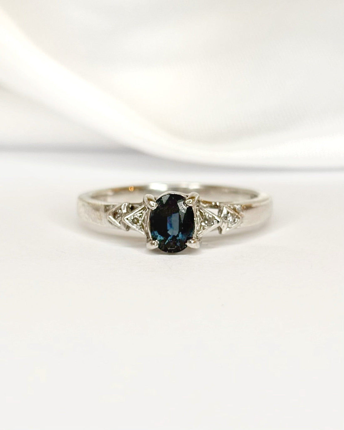 Bague Trilogie Saphir 0.65 carat &amp; Diamants "Athénaïs" - Elliade Paris