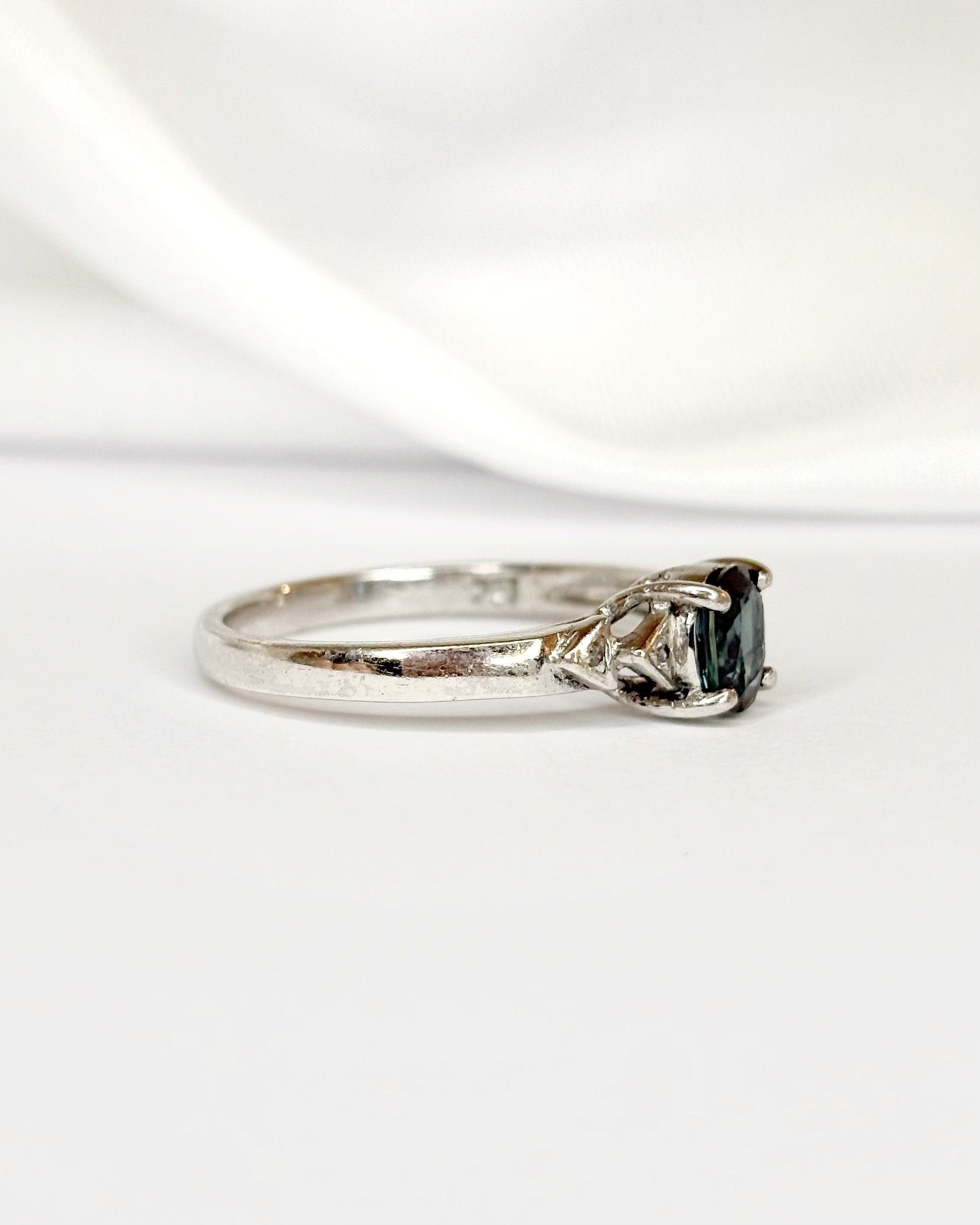 Bague Trilogie Saphir 0.65 carat &amp; Diamants "Athénaïs" - Elliade Paris