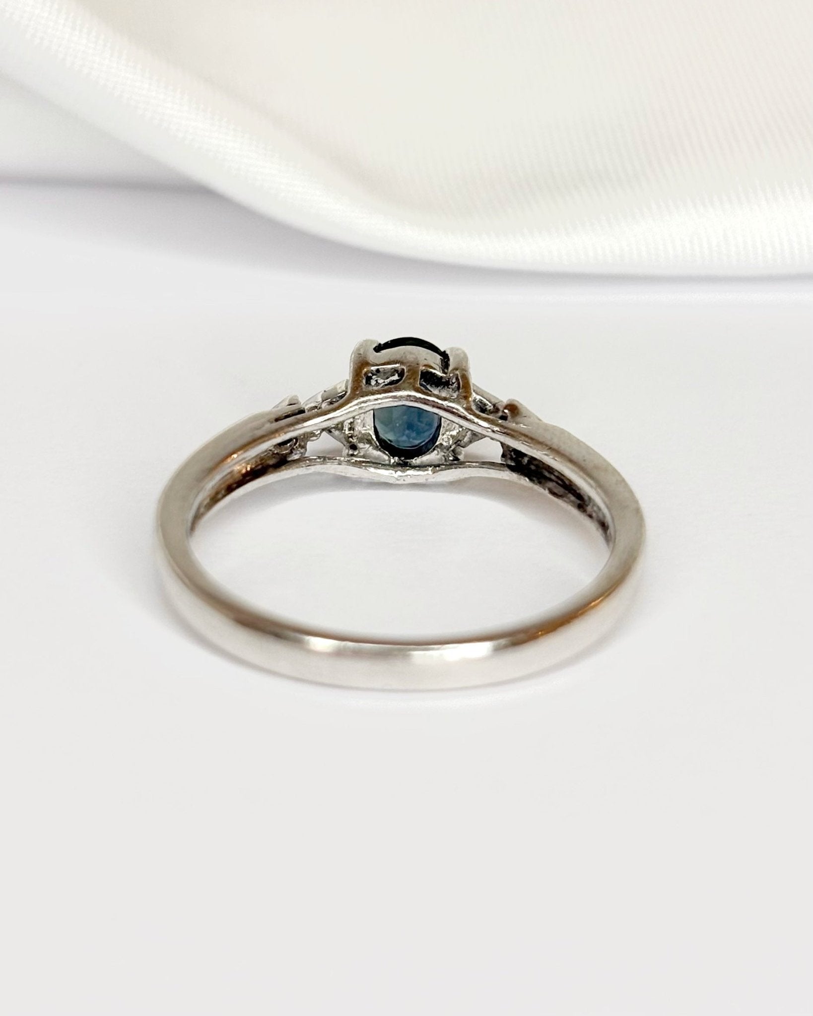 Bague Trilogie Saphir 0.65 carat &amp; Diamants "Athénaïs" - Elliade Paris