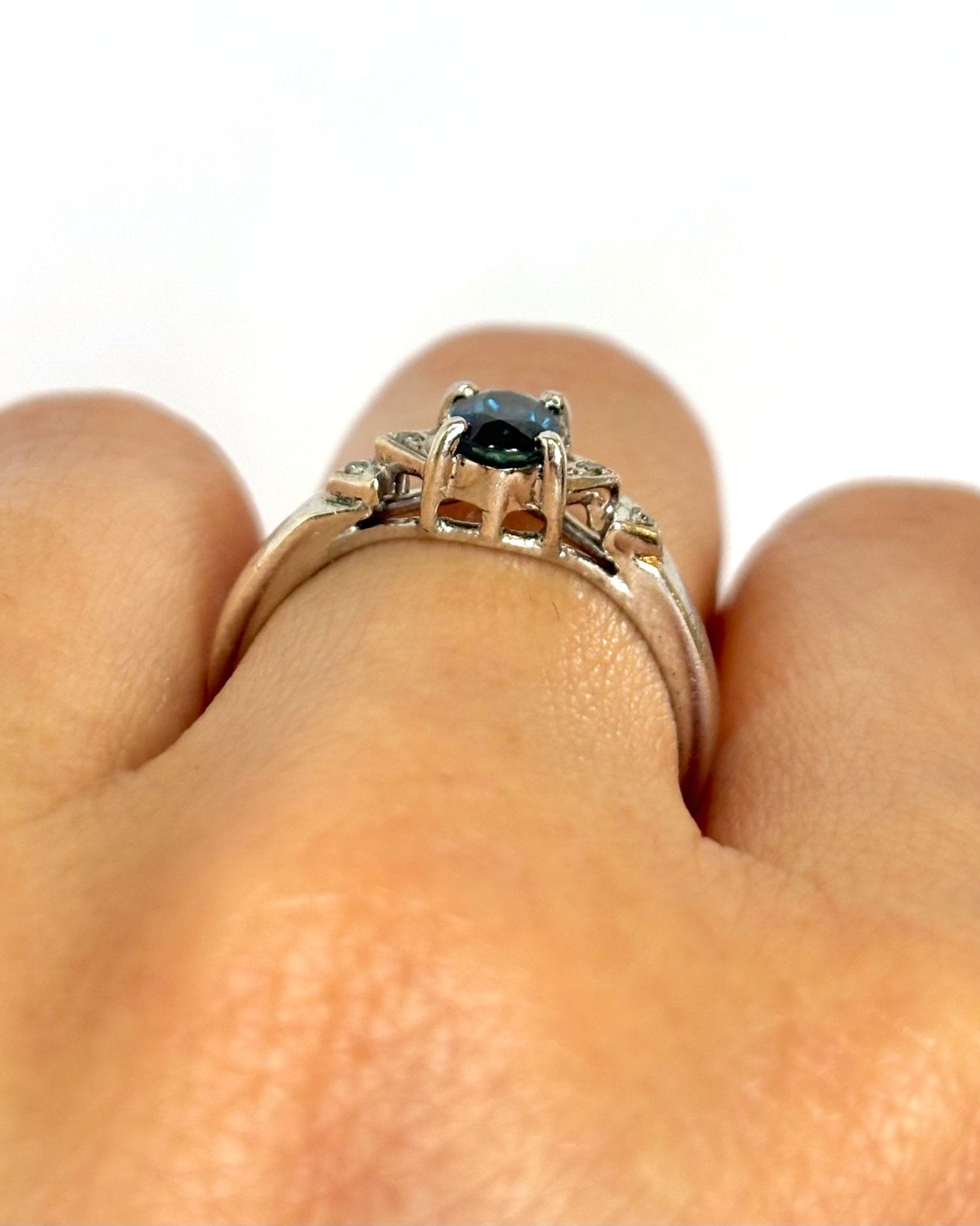Bague Trilogie Saphir 0.65 carat &amp; Diamants "Athénaïs" - Elliade Paris