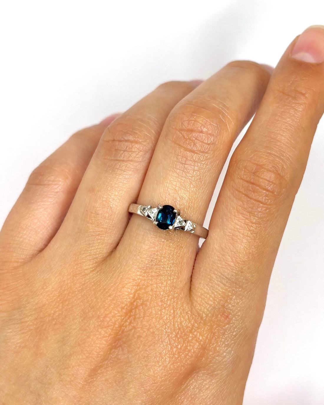 Bague Trilogie Saphir 0.65 carat &amp; Diamants "Athénaïs" - Elliade Paris