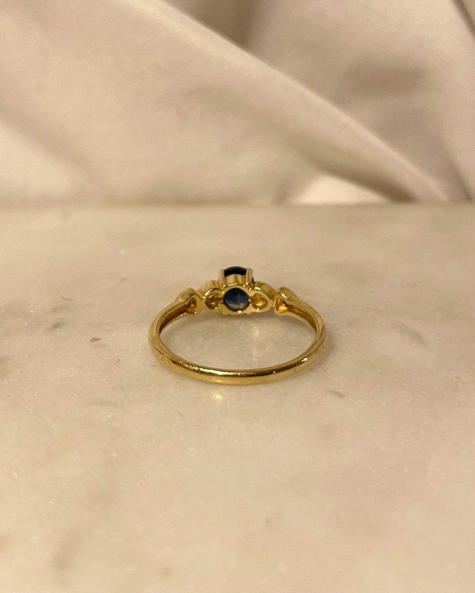 Bague Trilogie Saphir 0.65 Carat &amp; Diamants "Dixie" - Elliade Paris