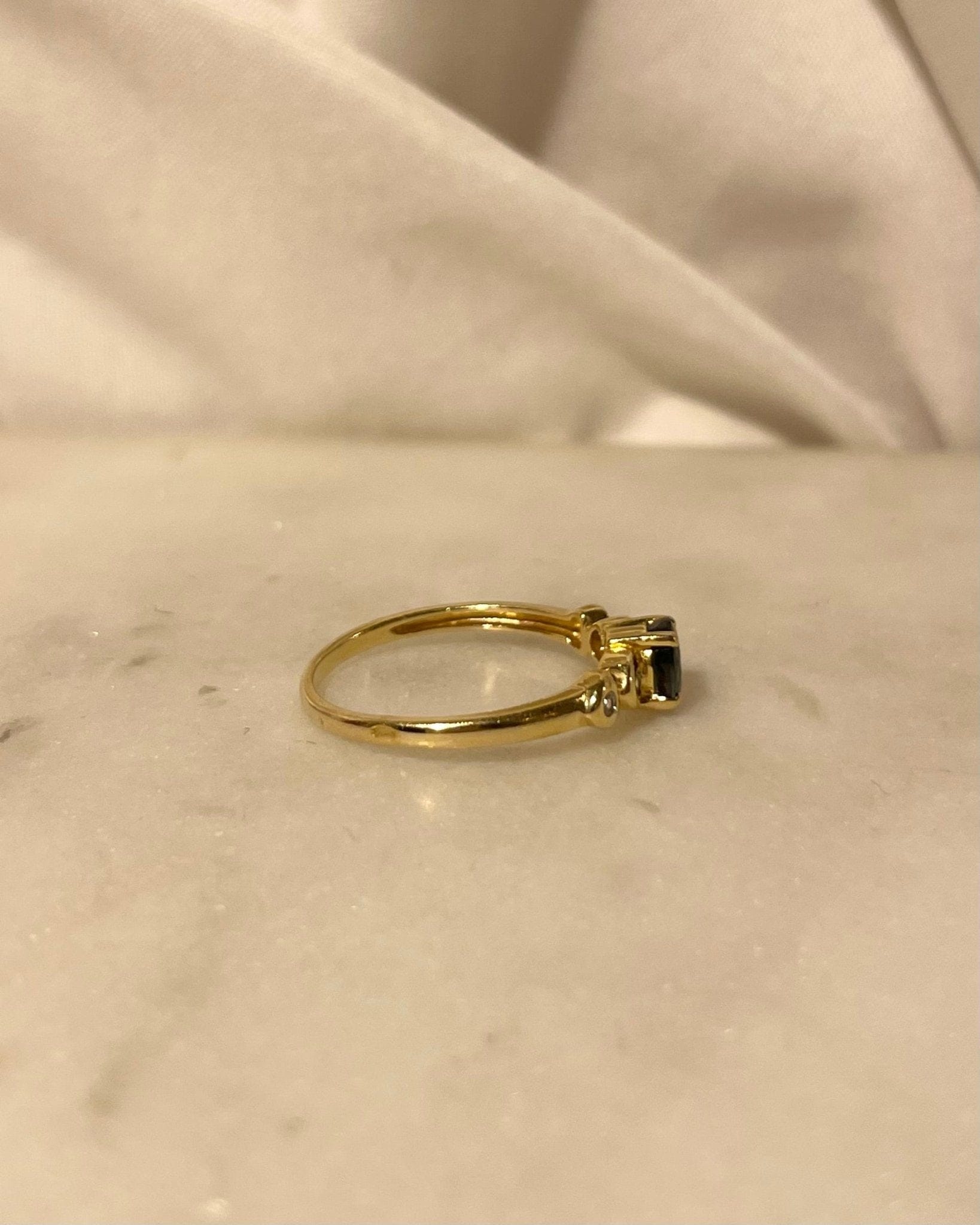Bague Trilogie Saphir 0.65 Carat &amp; Diamants "Dixie" - Elliade Paris