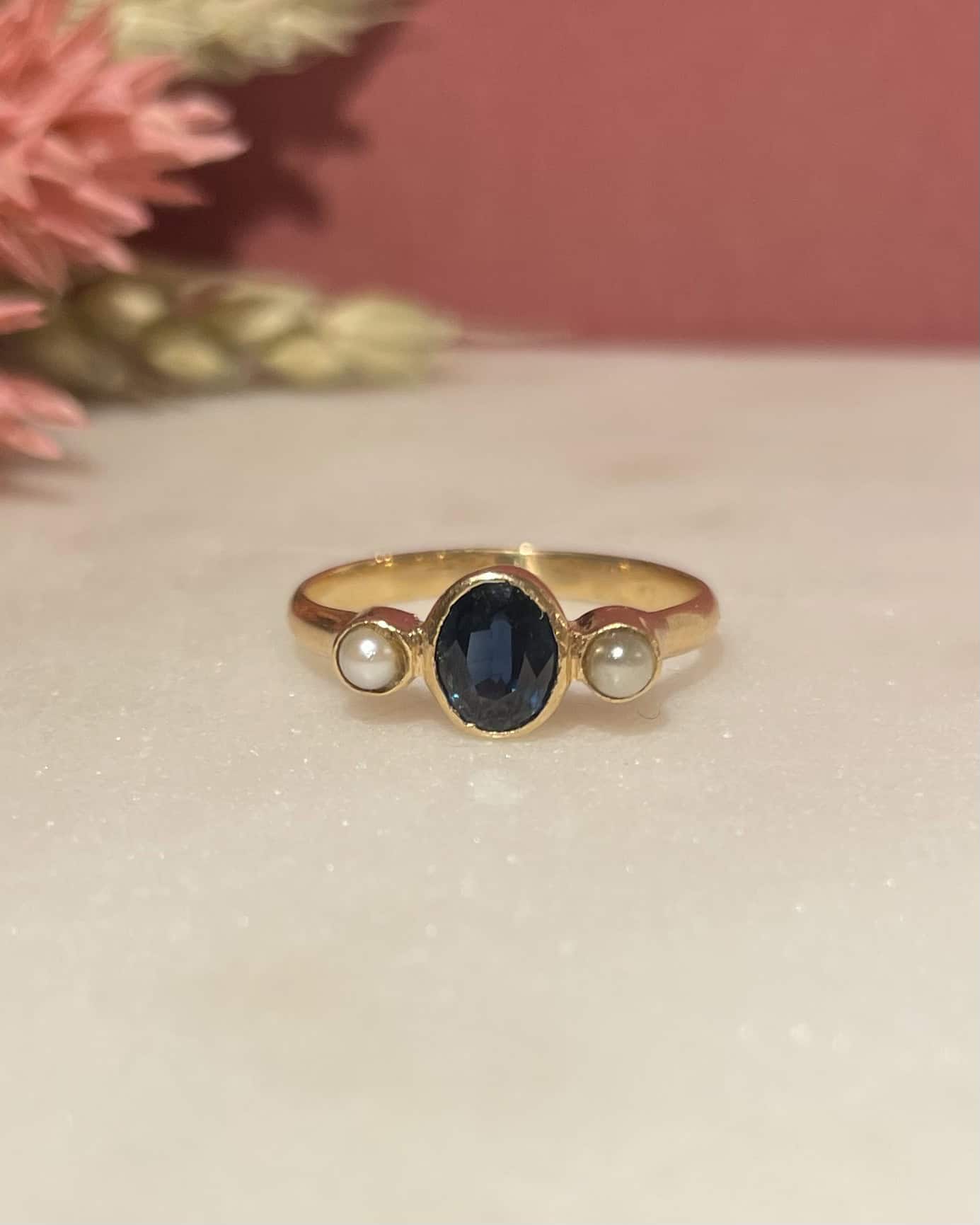 Bague Trilogie Saphir 0.65 carat &amp; Perles "Nérys" - Elliade Paris