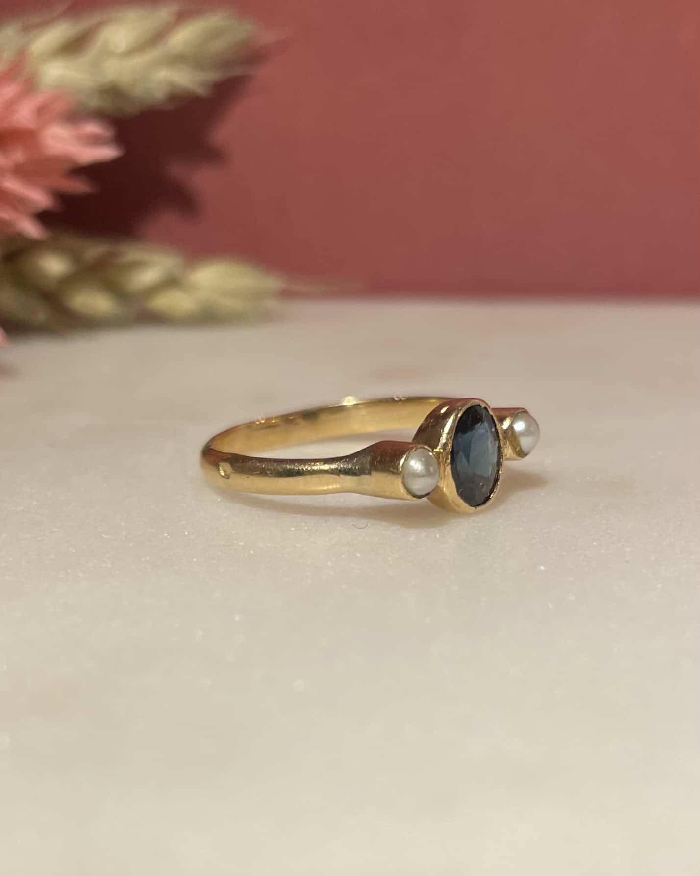 Bague Trilogie Saphir 0.65 carat &amp; Perles "Nérys" - Elliade Paris