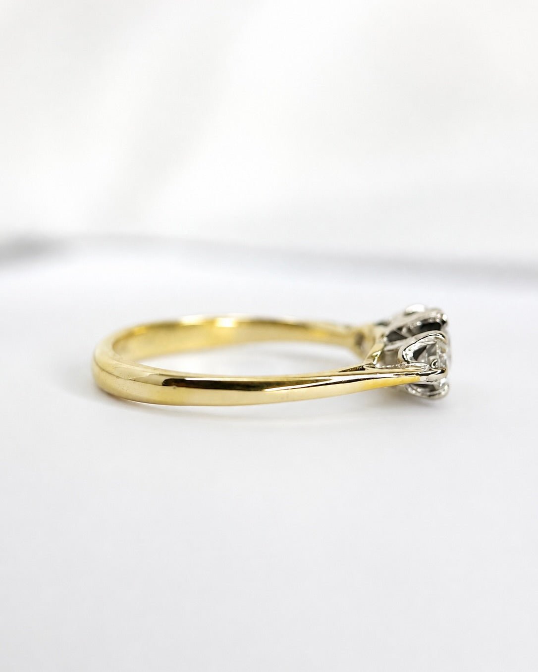 Bague Trilogie Saphir 0.66 carat &amp; Diamants 0.40 carat "Sybille" - Elliade Paris