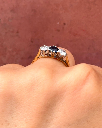Bague Trilogie Saphir 0.66 carat &amp; Diamants 0.40 carat "Sybille" - Elliade Paris
