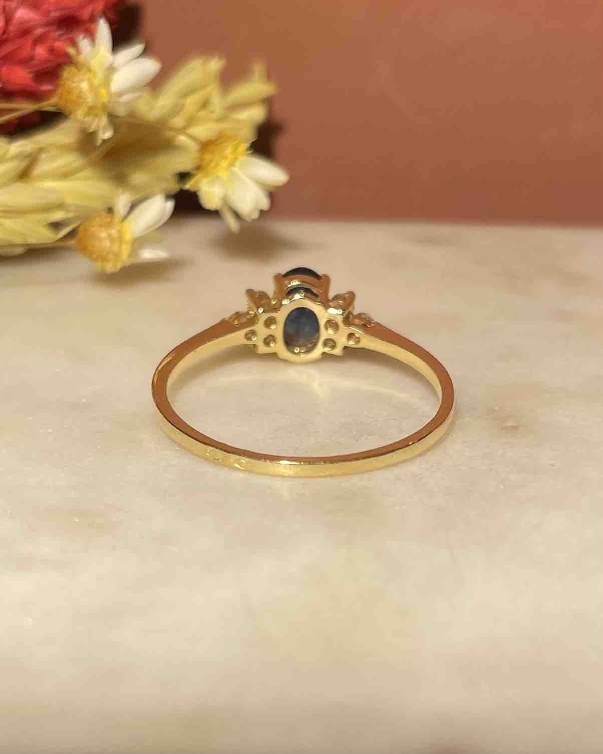 Bague Trilogie Saphir 0.70 carat &amp; 6 Diamants "Jayda" - Elliade Paris