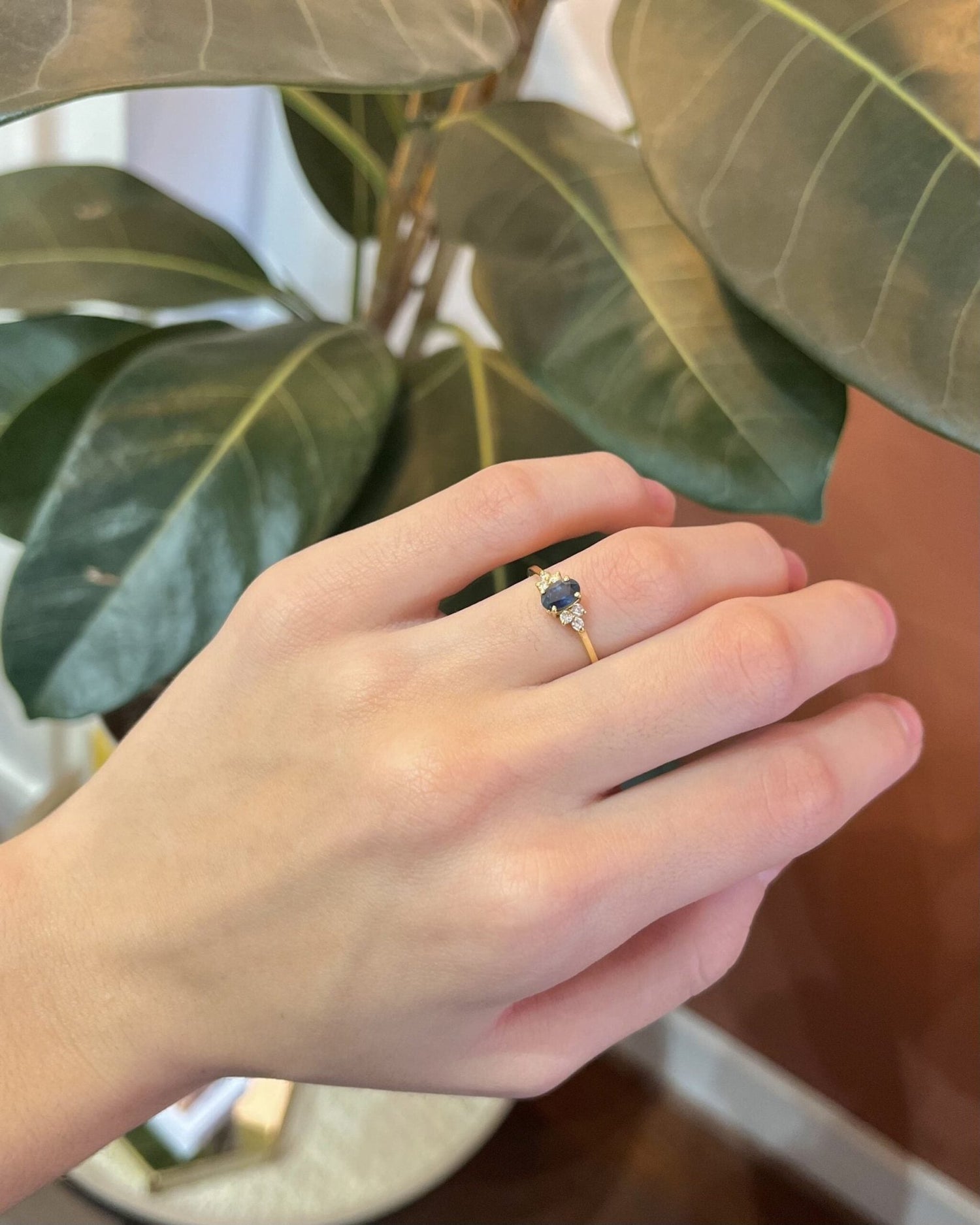 Bague Trilogie Saphir 0.70 carat &amp; 6 Diamants &quot;Jayda&quot; - Elliade Paris