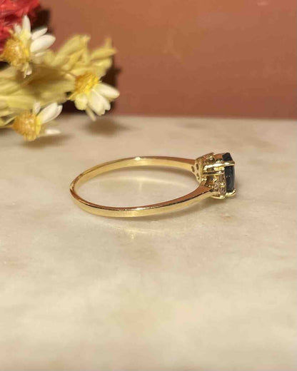 Bague Trilogie Saphir 0.70 carat &amp; 6 Diamants &quot;Jayda&quot; - Elliade Paris