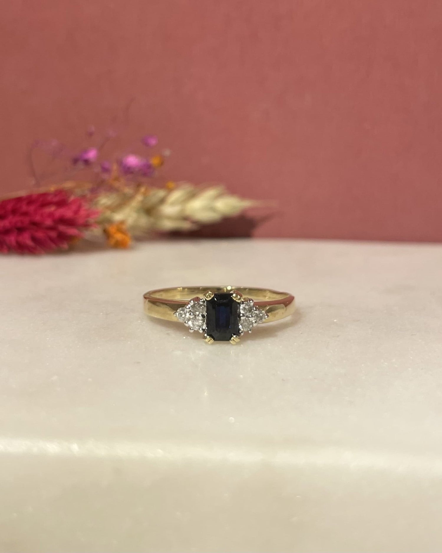 Bague Trilogie Saphir 0.70 Carat &amp; 6 Diamants &quot;Kyria&quot; - Elliade Paris