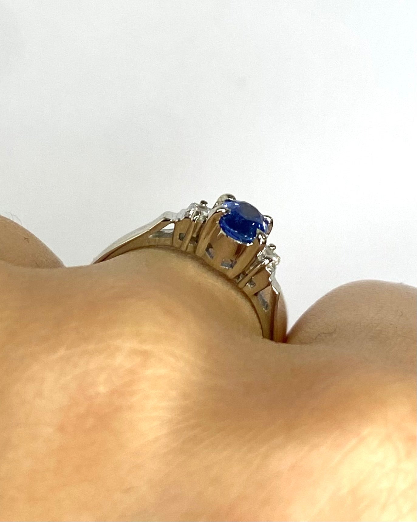 Bague Trilogie Saphir 0.70 carat &amp; Diamants 0.20 carat "Giuletta" - Elliade Paris