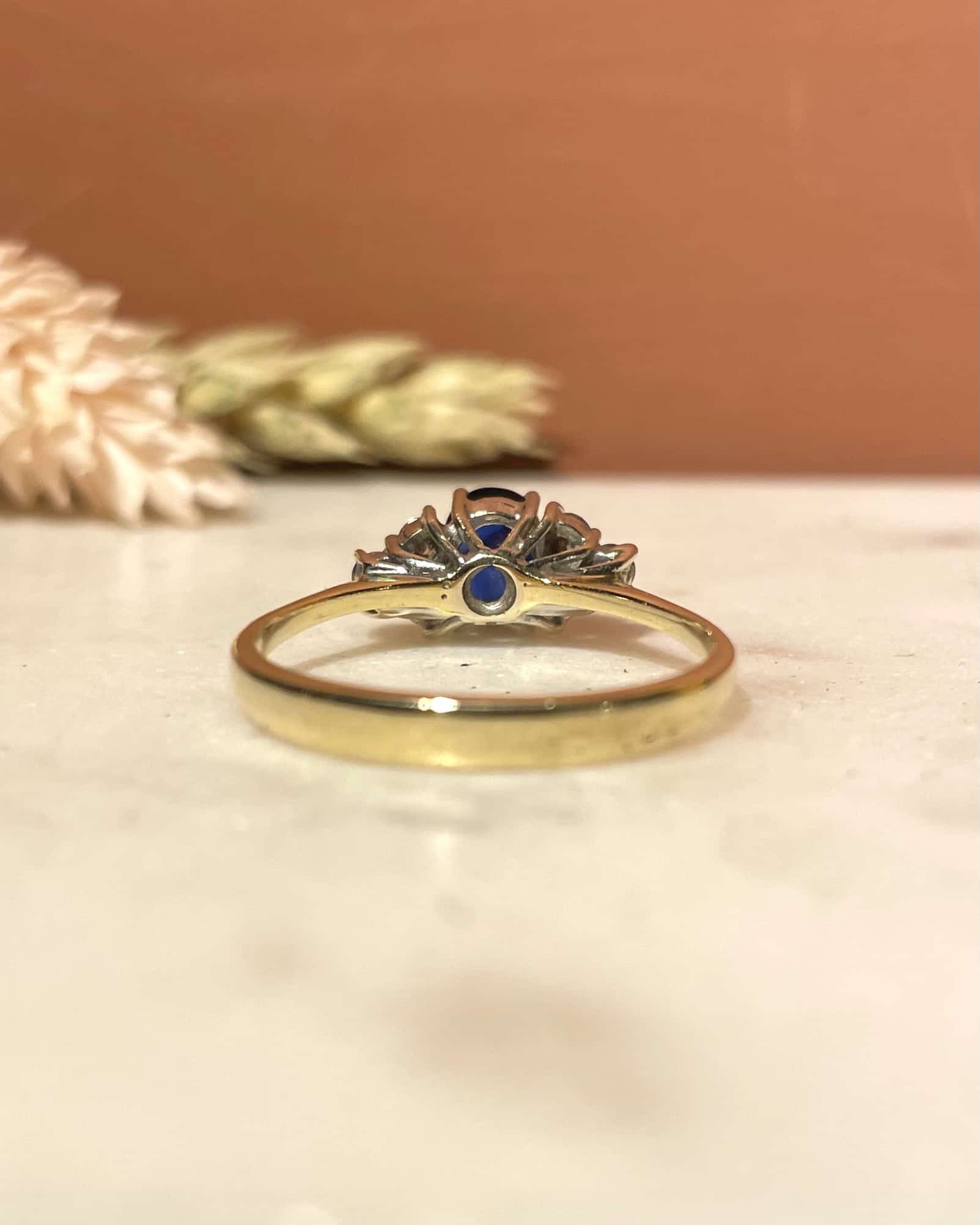 Bague Trilogie Saphir 0.70 carat &amp; Diamants "Tina" - Elliade Paris