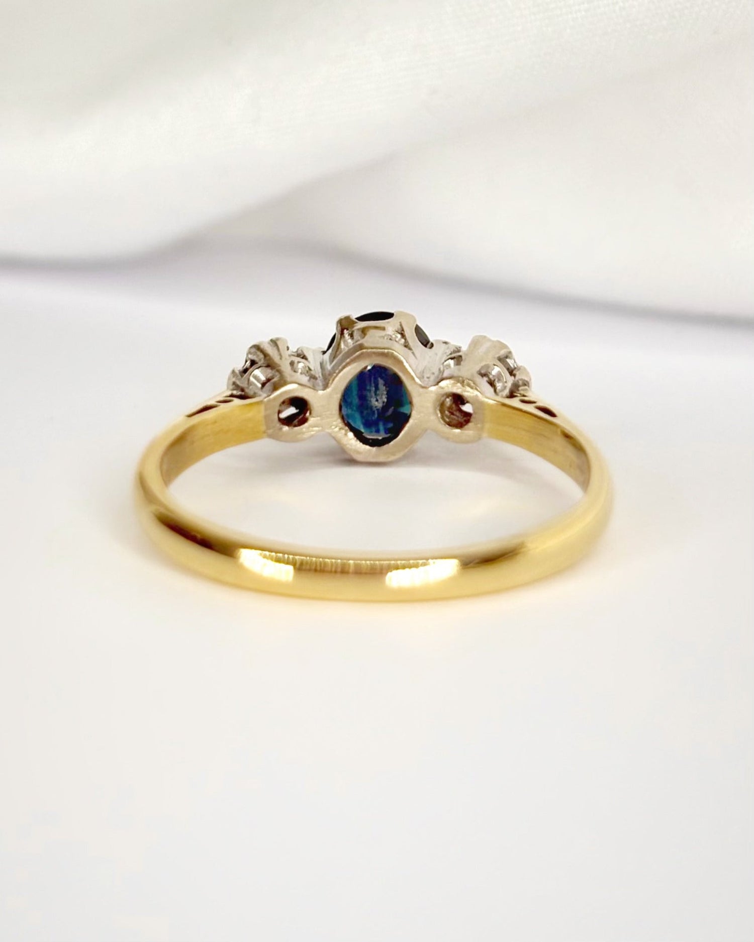 Bague Trilogie Saphir 0.75 carat &amp; Diamants "Rachelle" - Elliade Paris