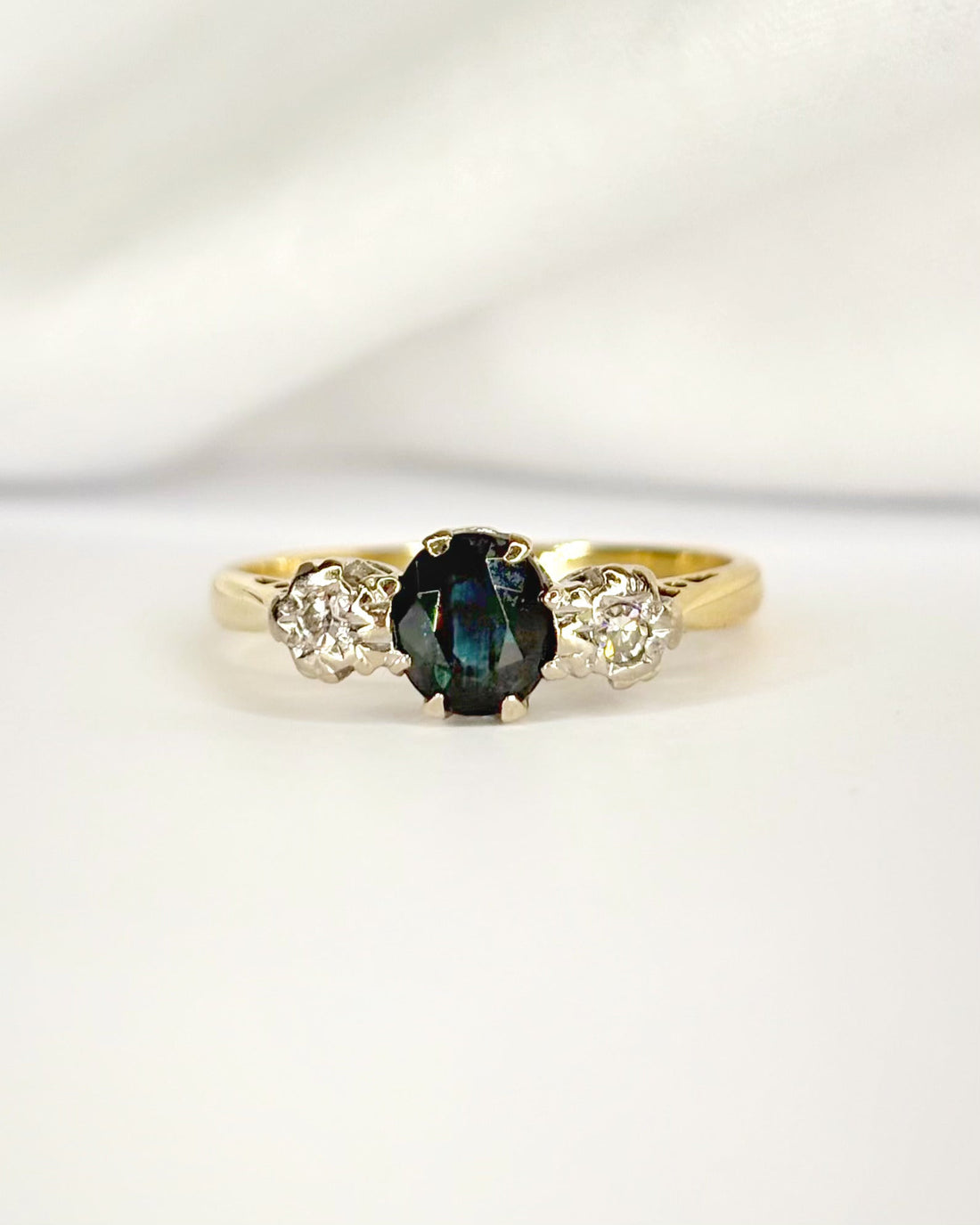 Bague Trilogie Saphir 0.75 carat &amp; Diamants "Rachelle" - Elliade Paris