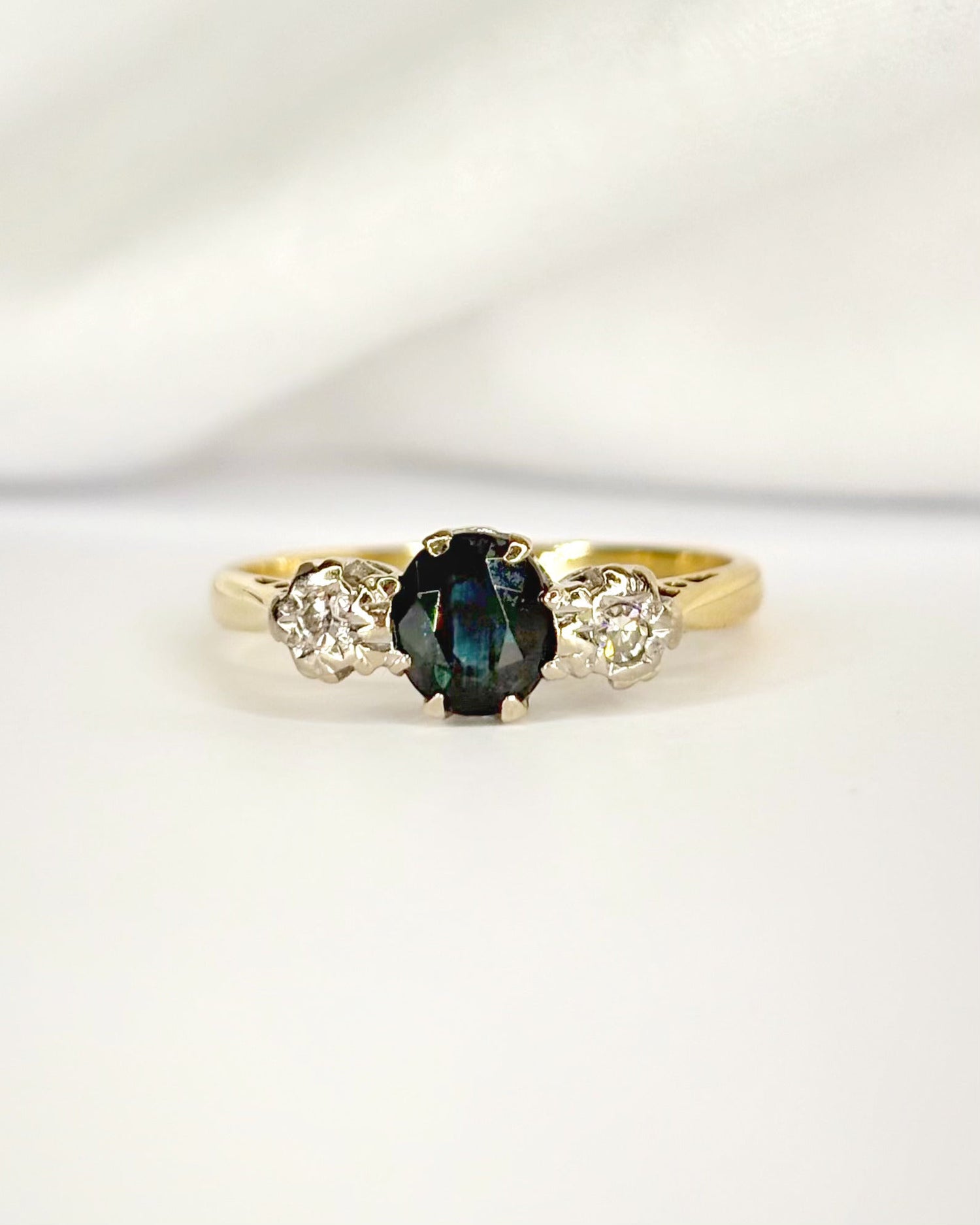 Bague Trilogie Saphir 0.75 carat &amp; Diamants "Rachelle" - Elliade Paris