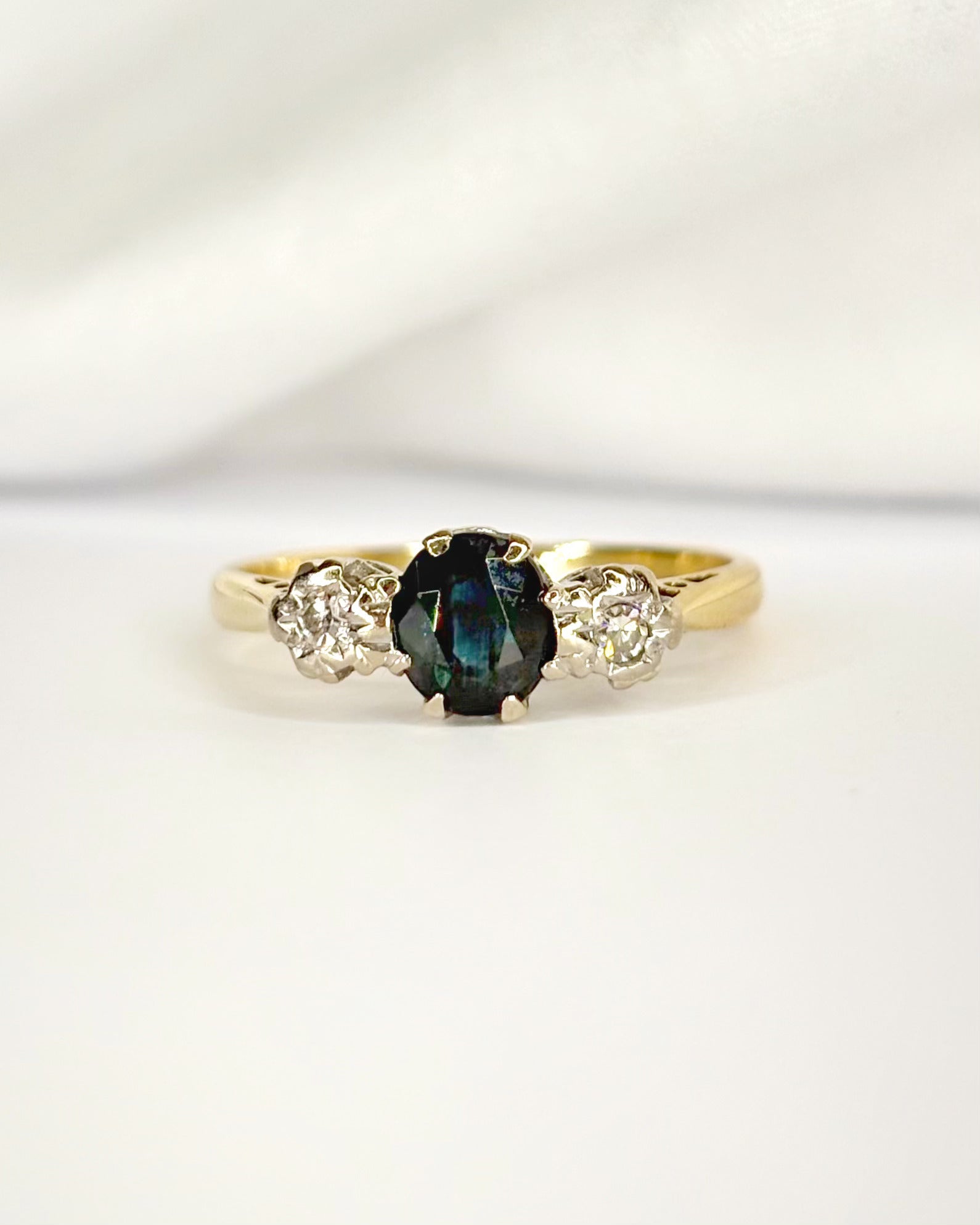Bague Trilogie Saphir 0.75 carat &amp; Diamants "Rachelle" - Elliade Paris