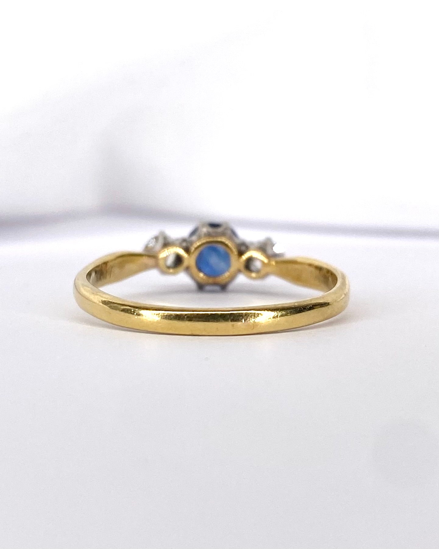 Bague Trilogie Saphir 0.78 carat &amp; Diamants "Amira" - Elliade Paris