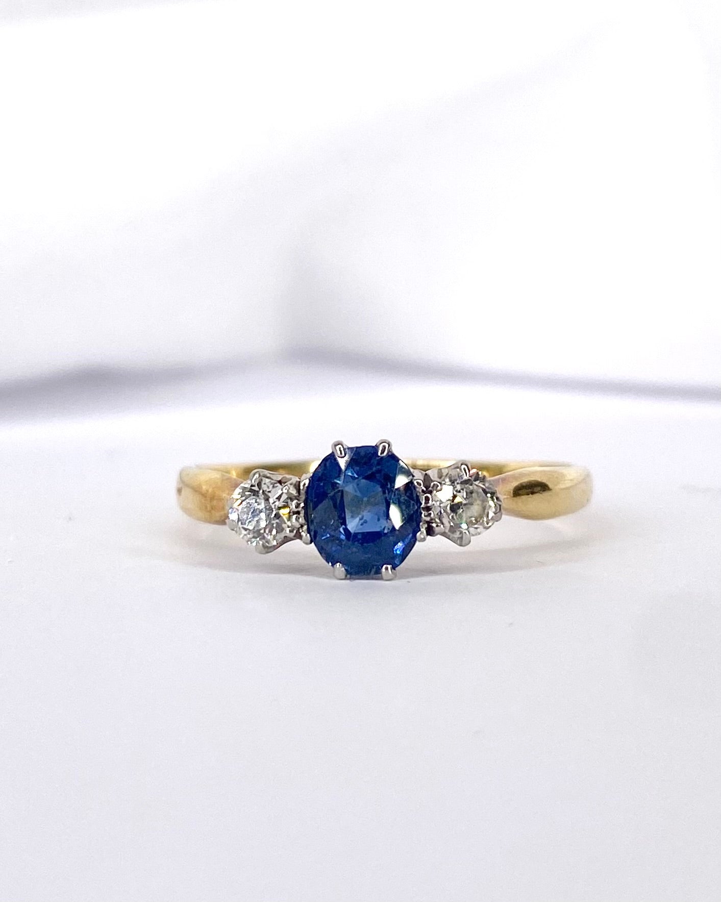 Bague Trilogie Saphir 0.78 carat &amp; Diamants "Amira" - Elliade Paris