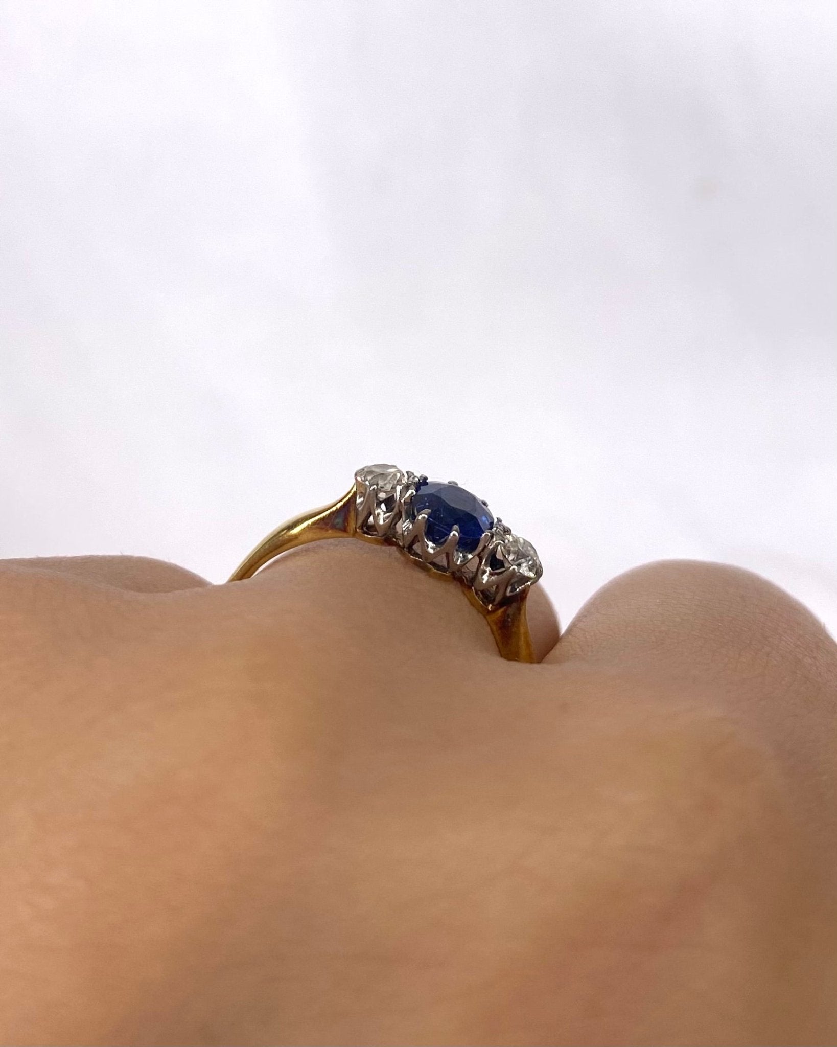 Bague Trilogie Saphir 0.78 carat &amp; Diamants "Amira" - Elliade Paris